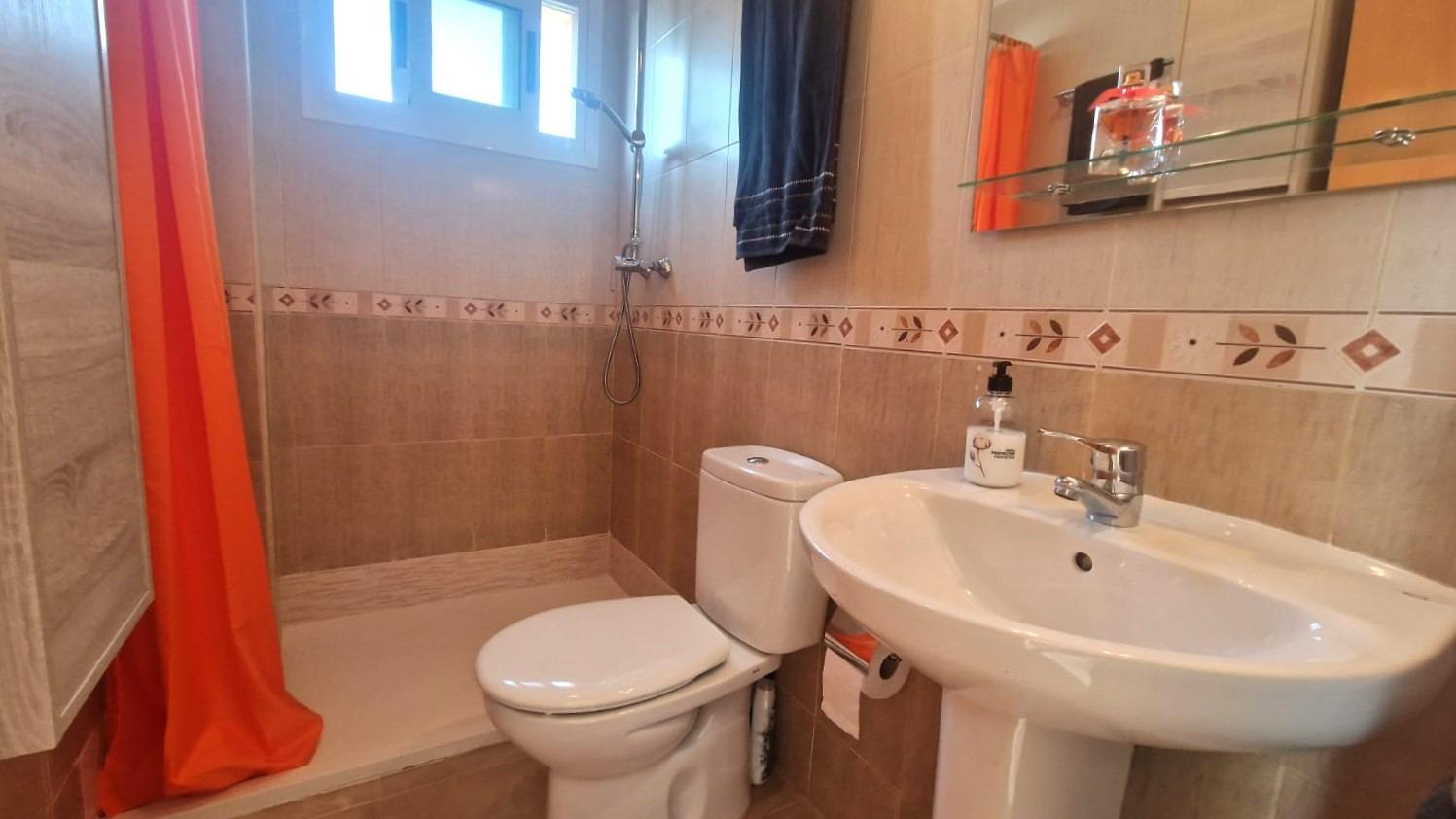 AMPIO DUPLEX, 3 CAMERE DA LETTO, 2 BAGNI, SOLARIUM, GARAGE, PISCINA, A LOS MONTESINOS