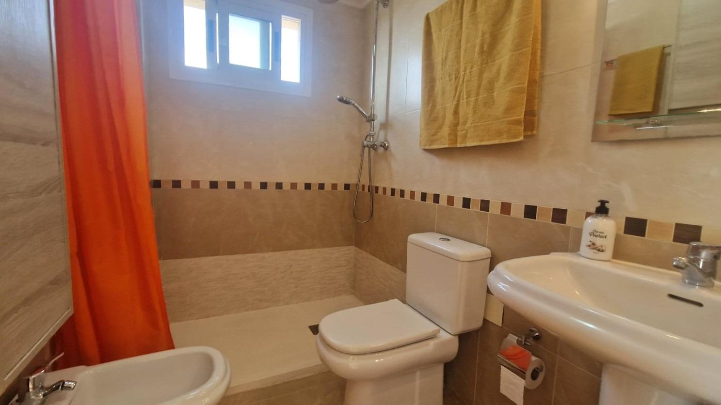 AMPIO DUPLEX, 3 CAMERE DA LETTO, 2 BAGNI, SOLARIUM, GARAGE, PISCINA, A LOS MONTESINOS