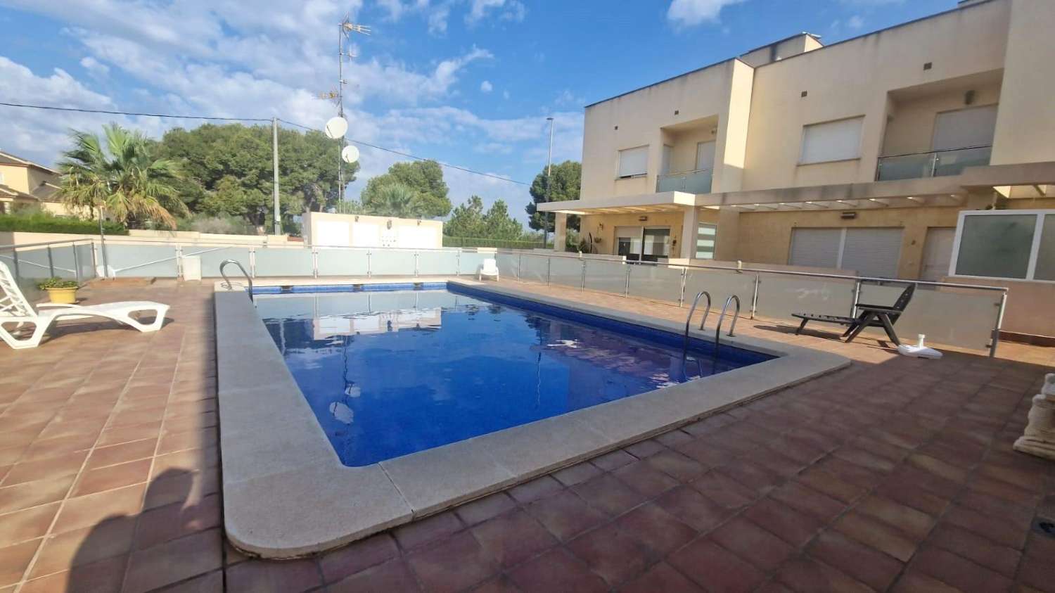 RYMLIG DUPLEX, 3 SOVRUM, 2 BADRUM, SOLARIUM, GARAGE, POOL, I LOS MONTESINOS