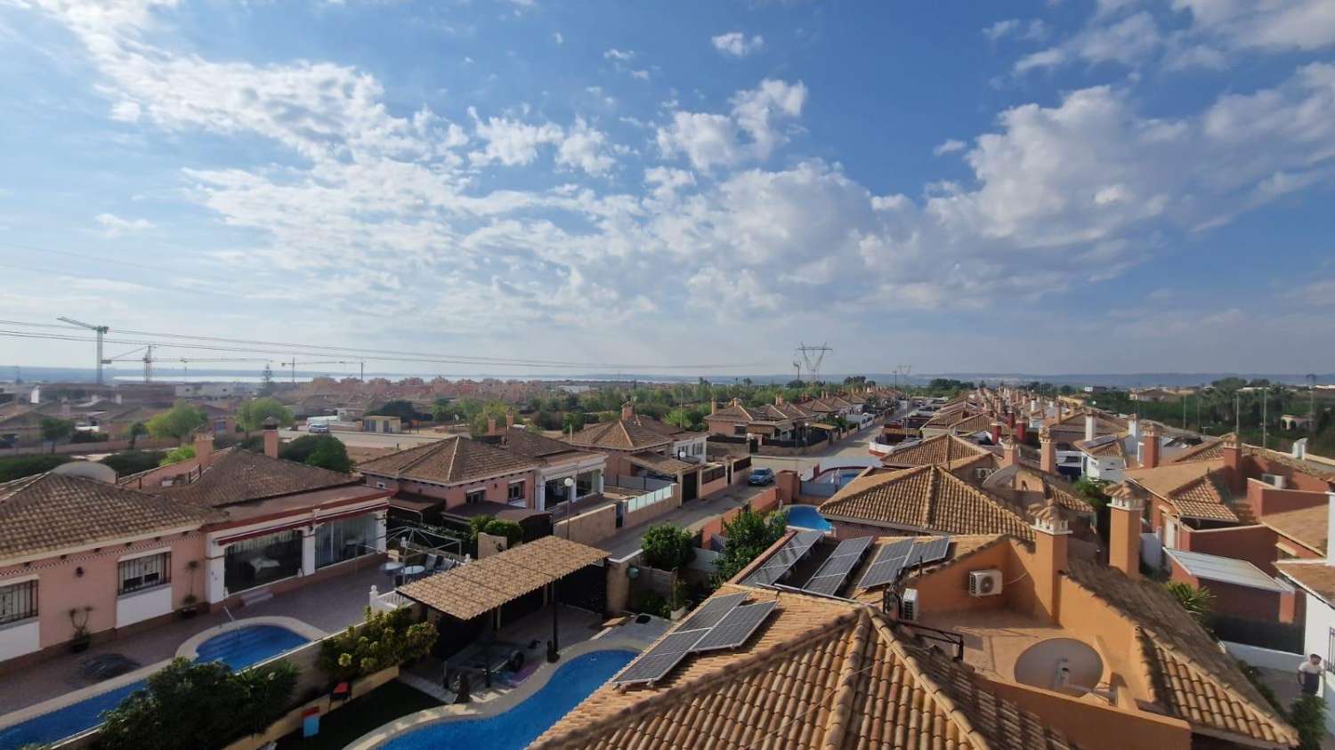 RYMLIG DUPLEX, 3 SOVRUM, 2 BADRUM, SOLARIUM, GARAGE, POOL, I LOS MONTESINOS