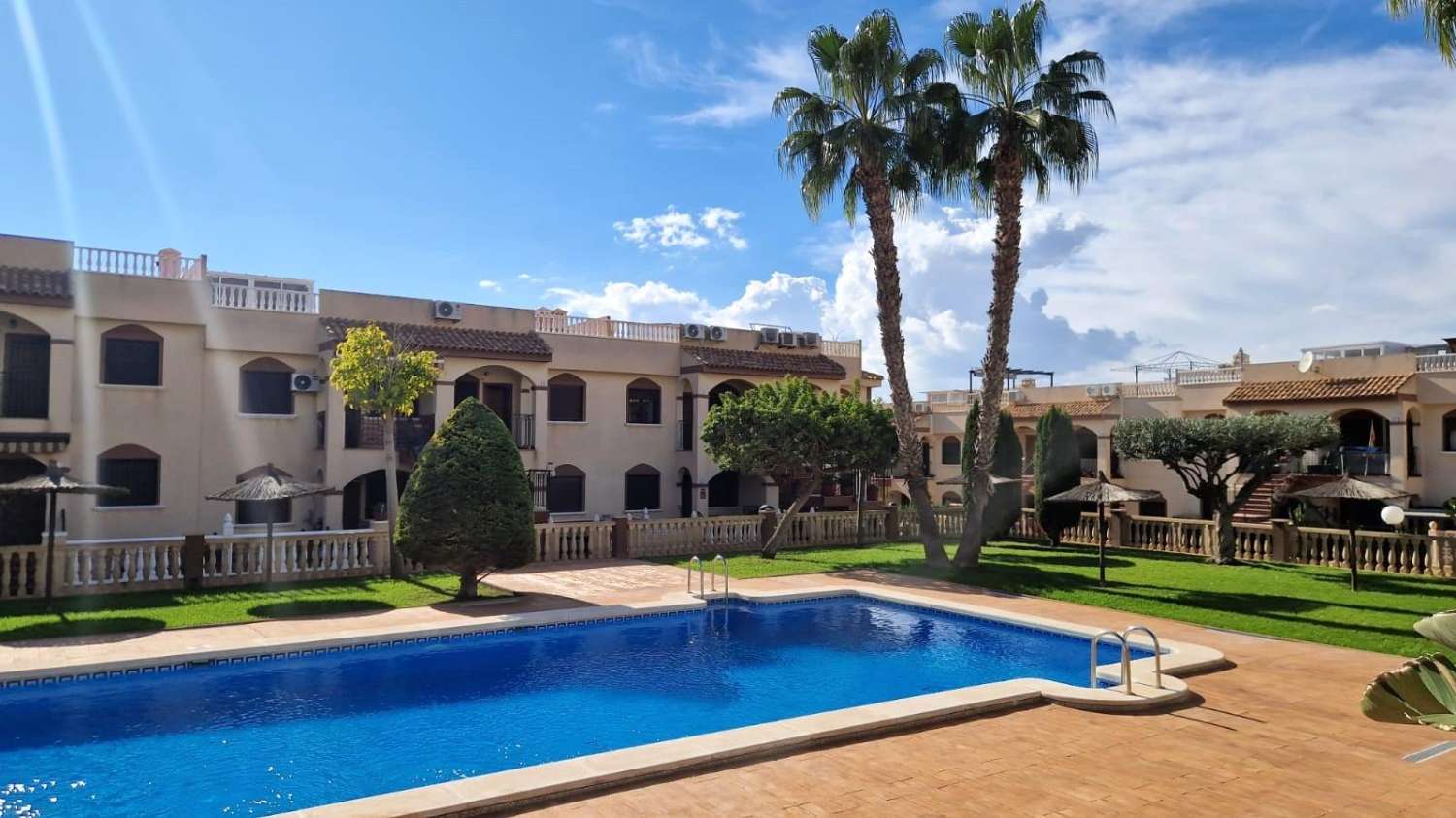 MAGNÍFICO BUNGALOW DE ESQUINA CON SOLÁRIUM Y PISCINA, A 10 MINUTOS DE LA PLAYA