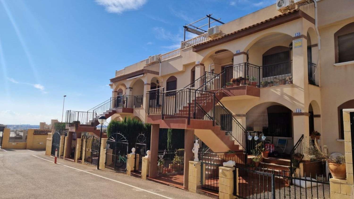 MAGNÍFICO BUNGALOW DE ESQUINA CON SOLÁRIUM Y PISCINA, A 10 MINUTOS DE LA PLAYA