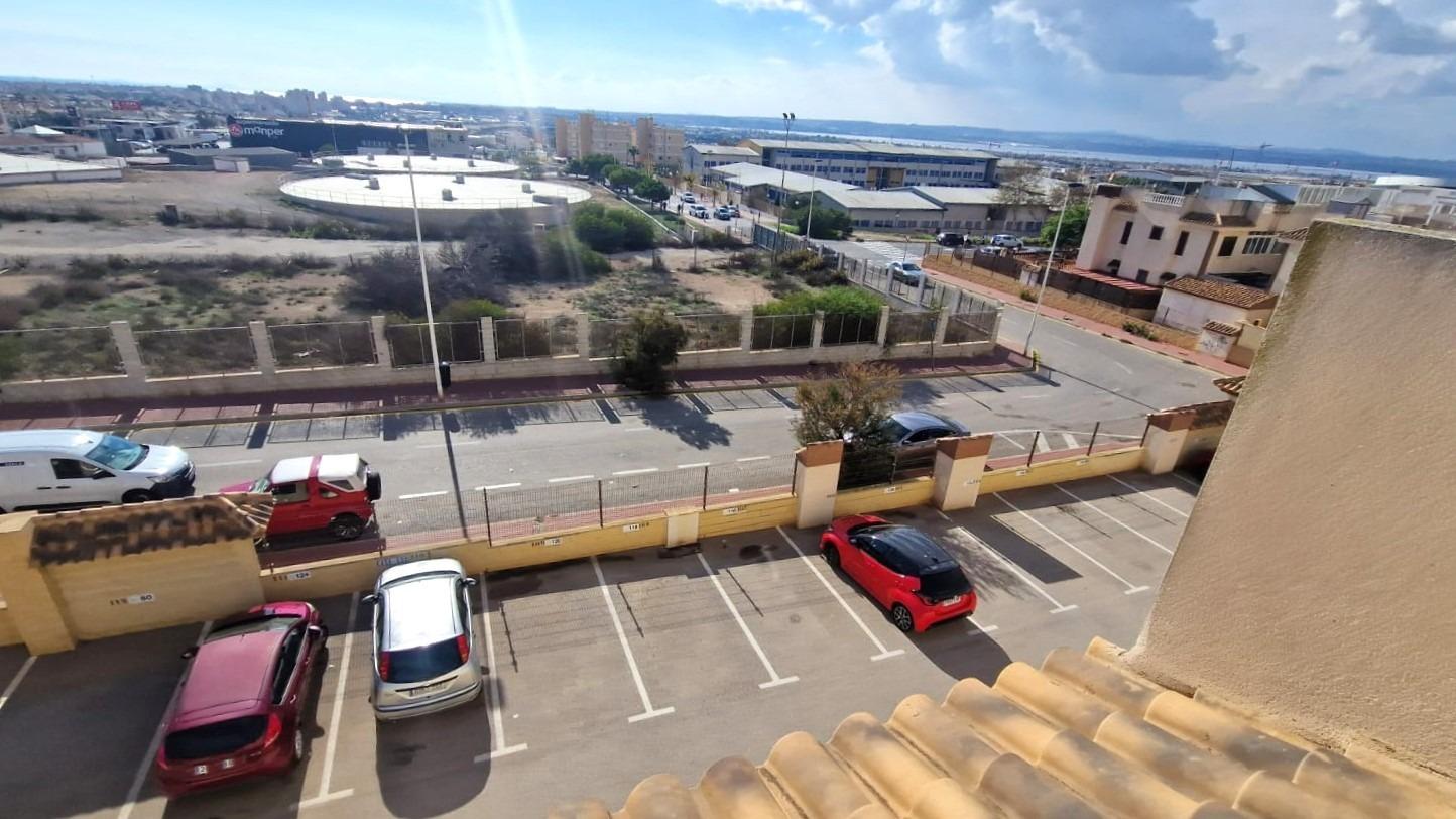 MAGNÍFICO BUNGALOW DE ESQUINA CON SOLÁRIUM Y PISCINA, A 10 MINUTOS DE LA PLAYA