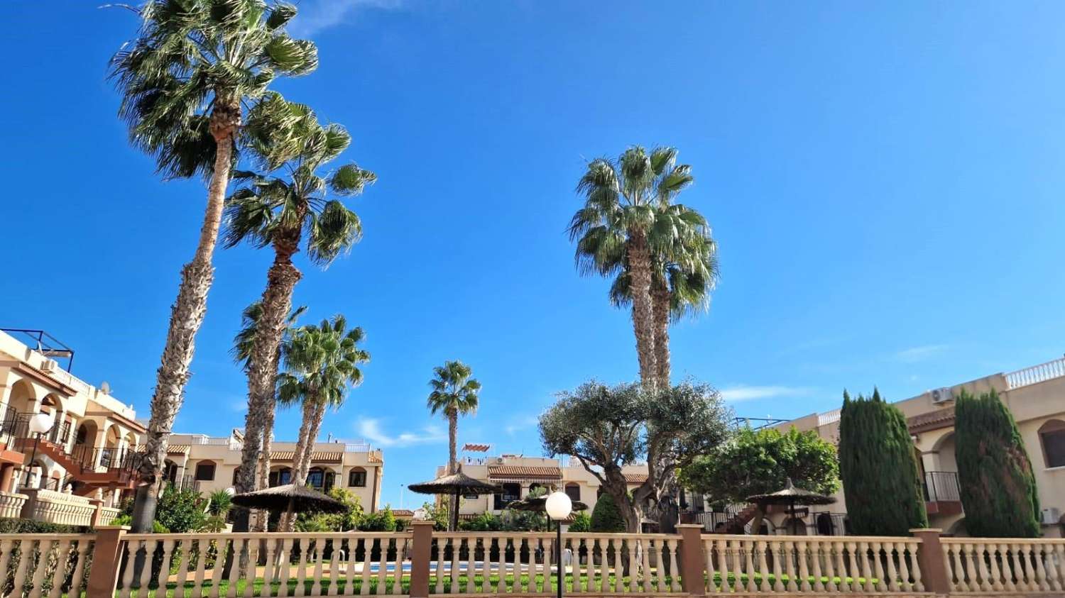 MAGNÍFICO BUNGALOW DE ESQUINA CON SOLÁRIUM Y PISCINA, A 10 MINUTOS DE LA PLAYA