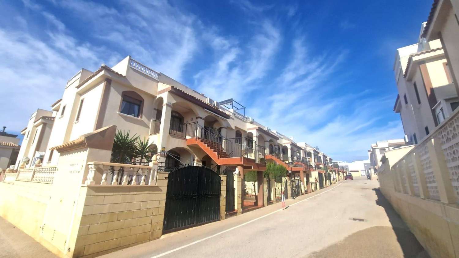 MAGNÍFICO BUNGALOW DE ESQUINA CON SOLÁRIUM Y PISCINA, A 10 MINUTOS DE LA PLAYA