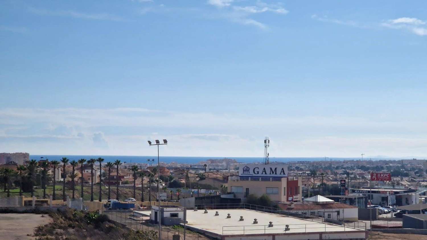 MAGNÍFICO BUNGALOW DE ESQUINA CON SOLÁRIUM Y PISCINA, A 10 MINUTOS DE LA PLAYA