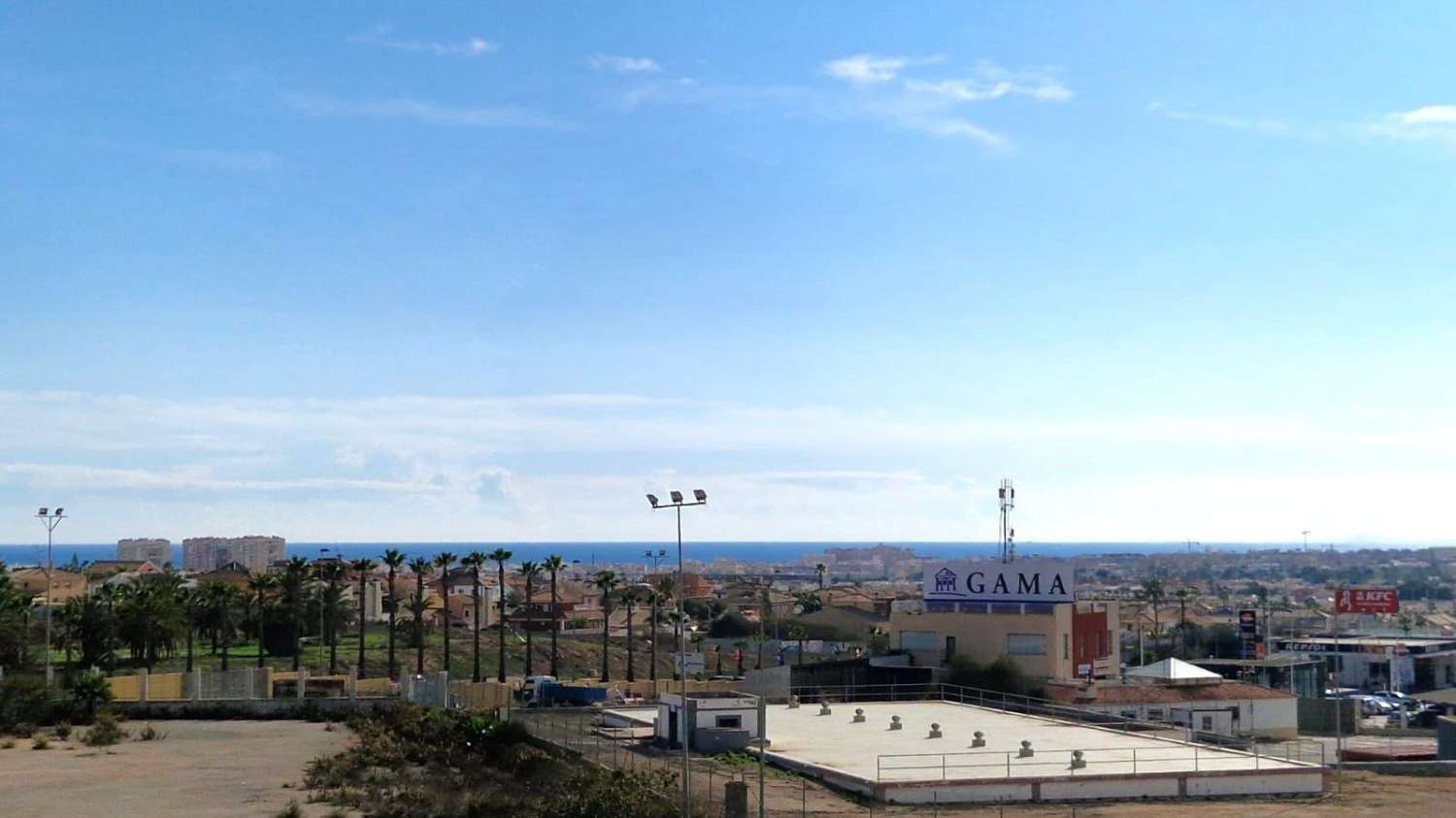 MAGNÍFICO BUNGALOW DE ESQUINA CON SOLÁRIUM Y PISCINA, A 10 MINUTOS DE LA PLAYA