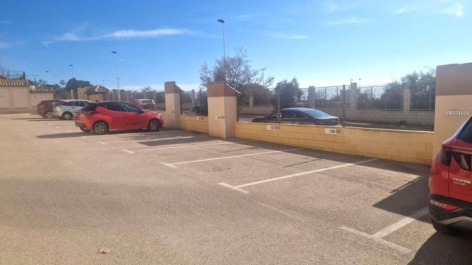 MAGNÍFICO BUNGALOW DE ESQUINA CON SOLÁRIUM Y PISCINA, A 10 MINUTOS DE LA PLAYA