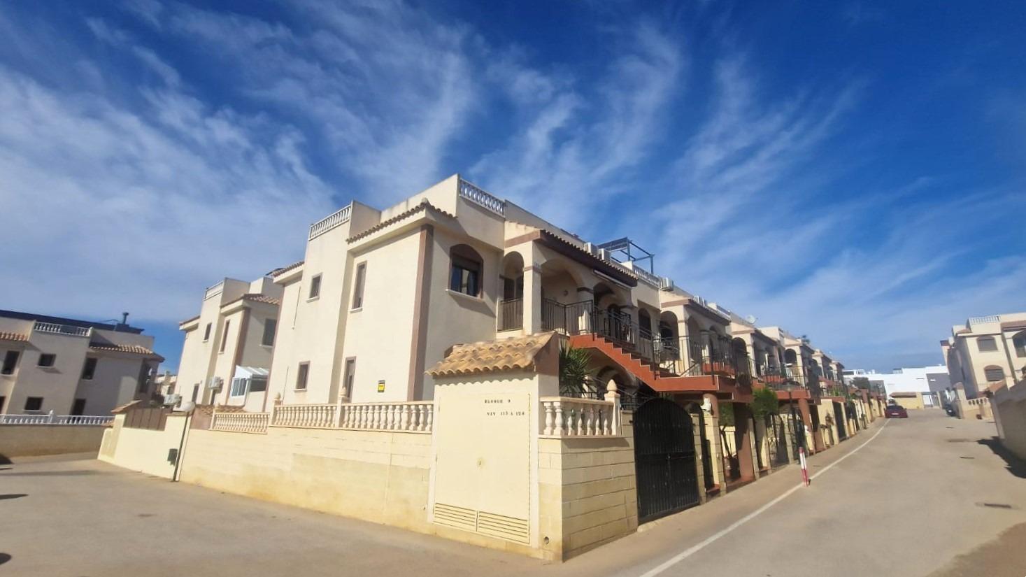 MAGNÍFICO BUNGALOW DE ESQUINA CON SOLÁRIUM Y PISCINA, A 10 MINUTOS DE LA PLAYA