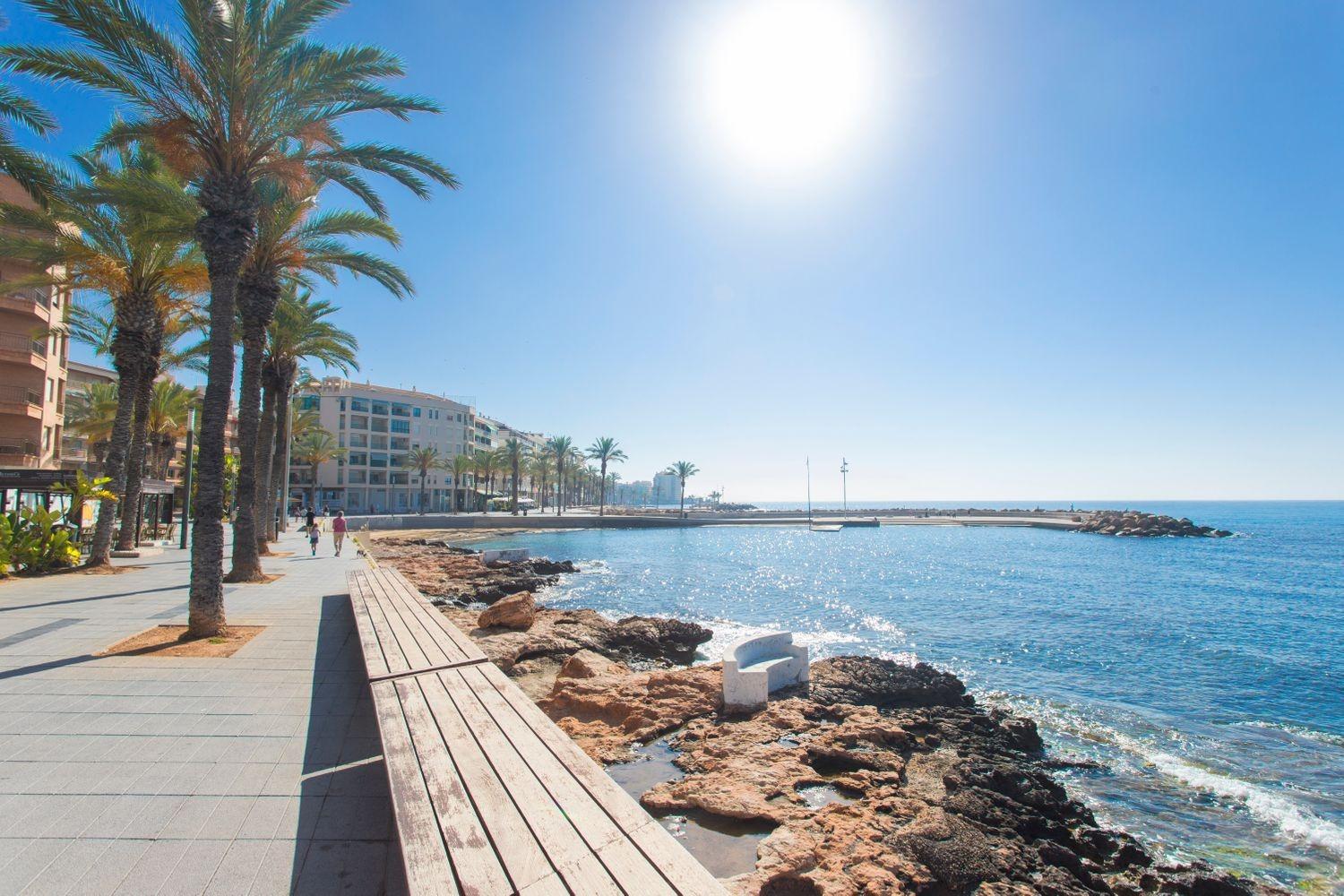 GEMÜTLICHE WOHNUNG MIT TERRASSE UND SÜDAUSRICHTUNG, NUR WENIGE SCHRITTE VOM STRAND ENTFERNT