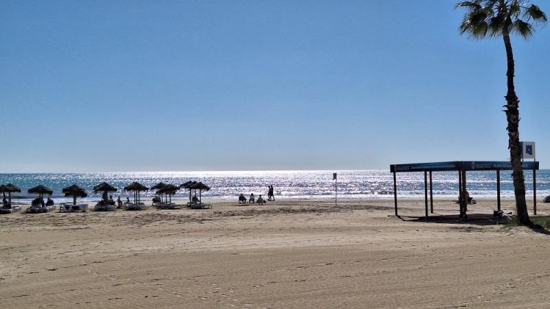 APARTAMENTO A PASOS DEL MAR CON TERRAZA Y VISTA LATERAL A LA PLAYA