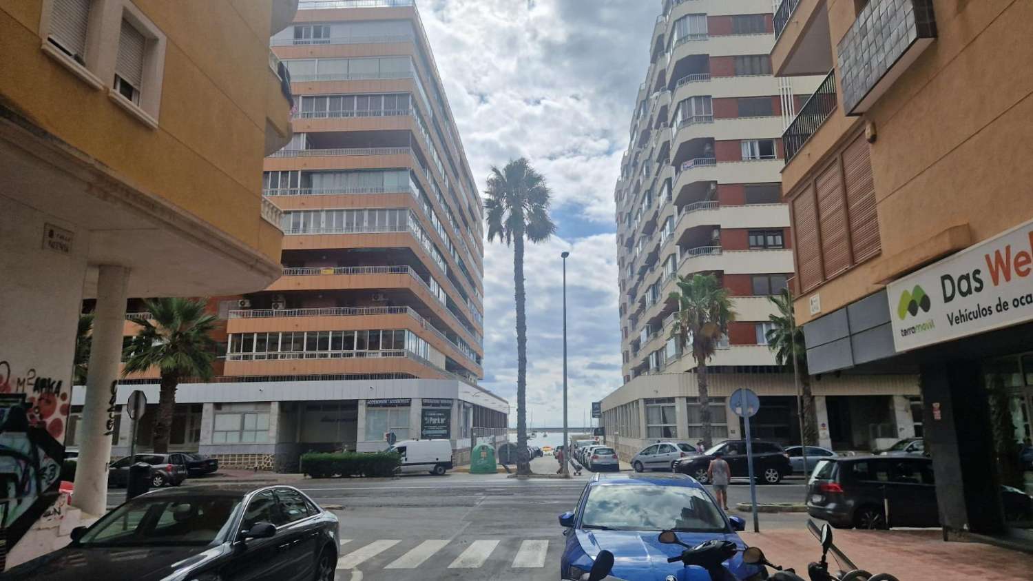 APARTAMENTO A PASOS DEL MAR CON TERRAZA Y VISTA LATERAL A LA PLAYA