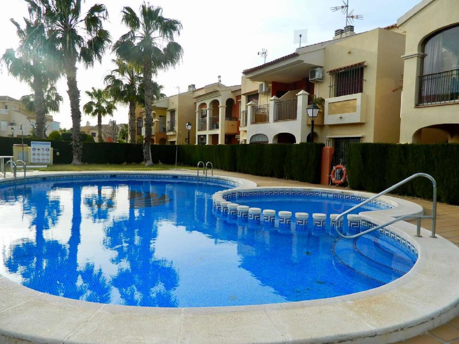 AMPLIO BUNGALOW EN PLANTA BAJA CON PISCINA Y ZONAS COMUNES,