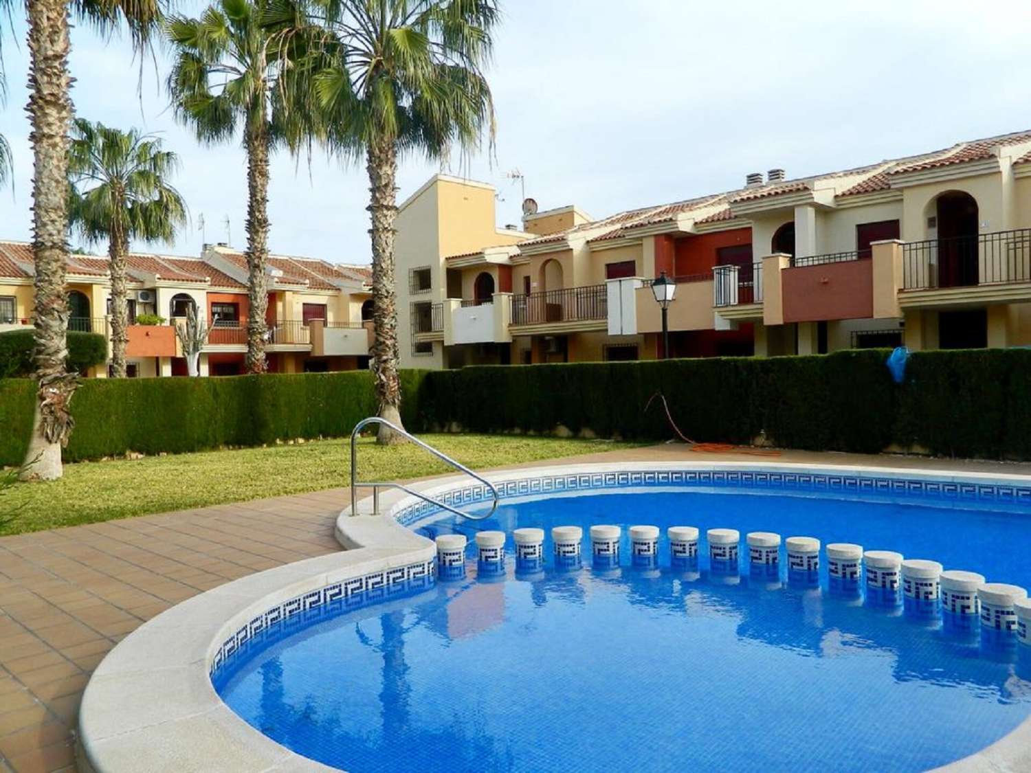 AMPLIO BUNGALOW EN PLANTA BAJA CON PISCINA Y ZONAS COMUNES,