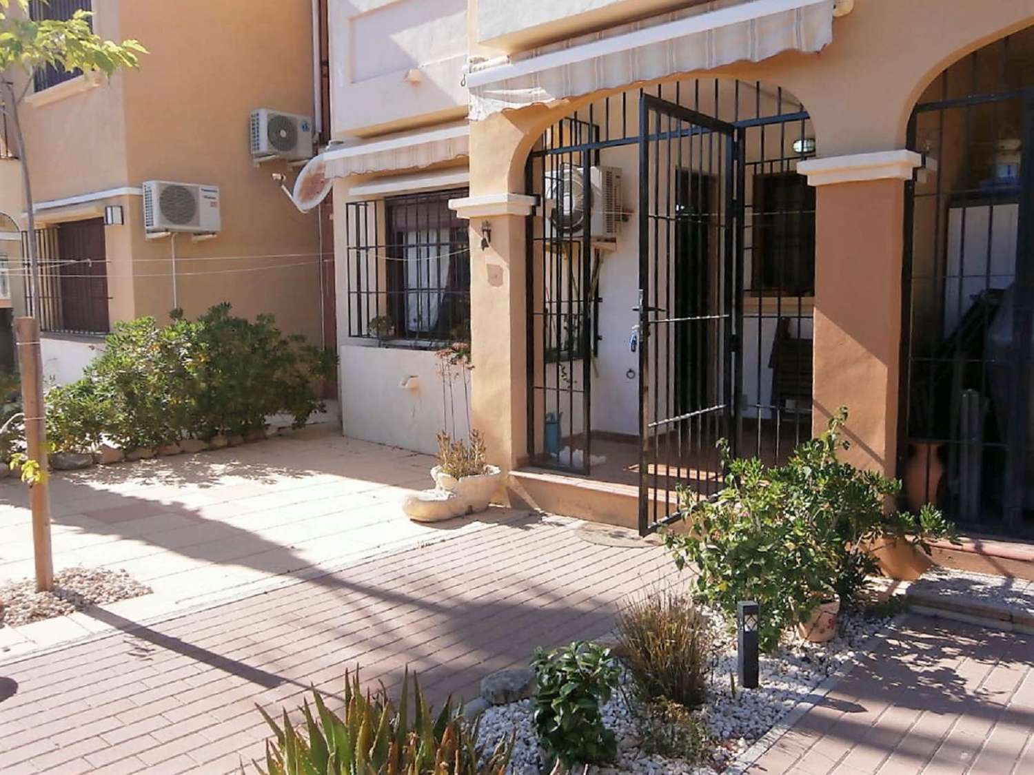 AMPLIO BUNGALOW EN PLANTA BAJA CON PISCINA Y ZONAS COMUNES,