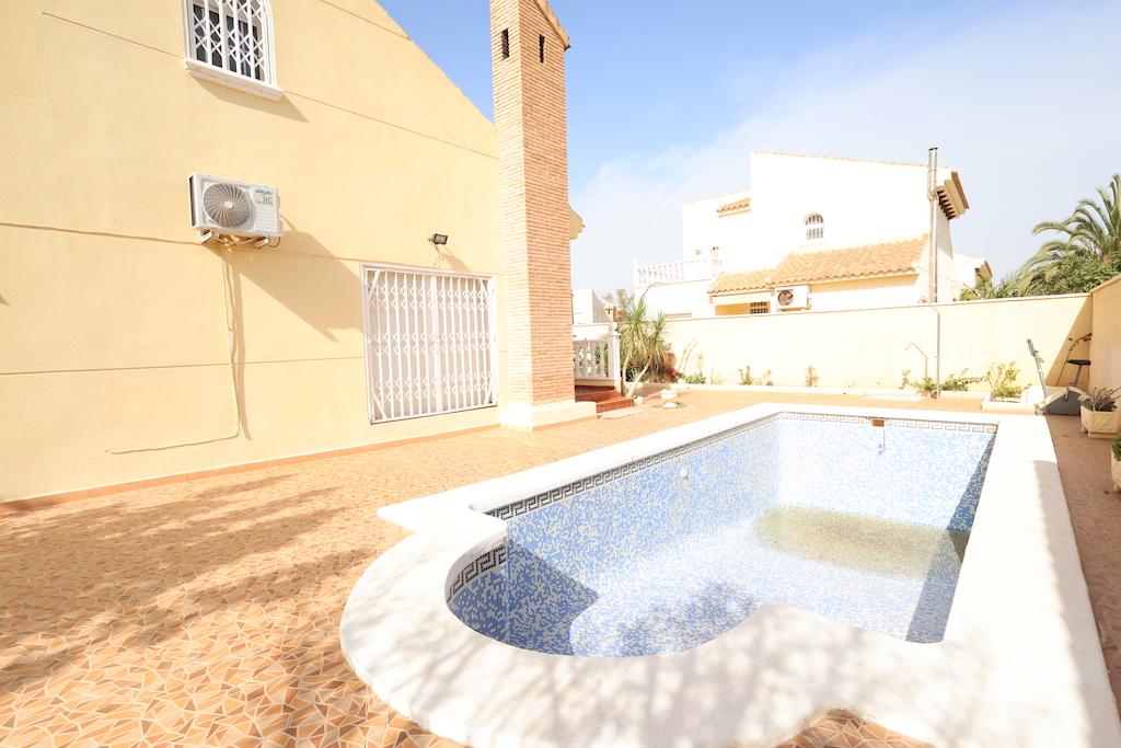 CHALET INDEPENDIENTE EN PLAYA FLAMENCA, A SOLO 250 MTS DE LA PLAYA, CON PISCINA, ZONA DE BARBACOA Y AMPLIOS ESPACIOS