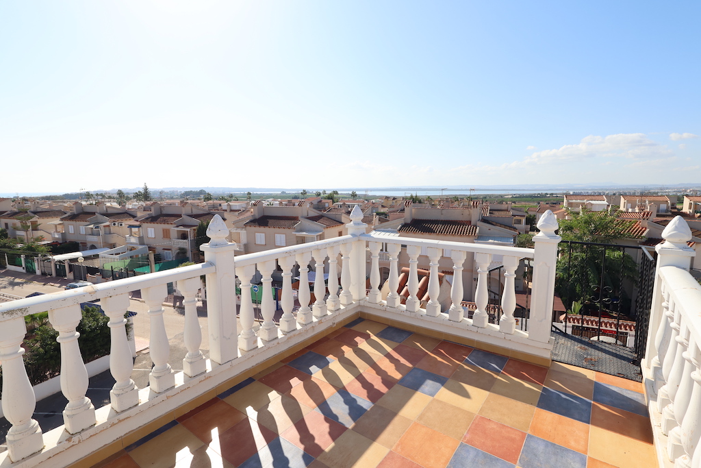 ESPECTACULAR BUNGALOW EN PLANTA ALTA CON SOLÁRIUM, JACUZZI Y VISTAS AL MAR EN GUARDAMAR DEL SEGURA