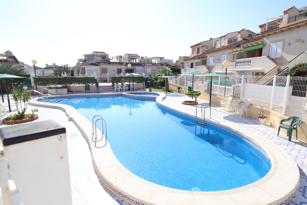 ESPECTACULAR BUNGALOW EN PLANTA ALTA CON SOLÁRIUM, JACUZZI Y VISTAS AL MAR EN GUARDAMAR DEL SEGURA