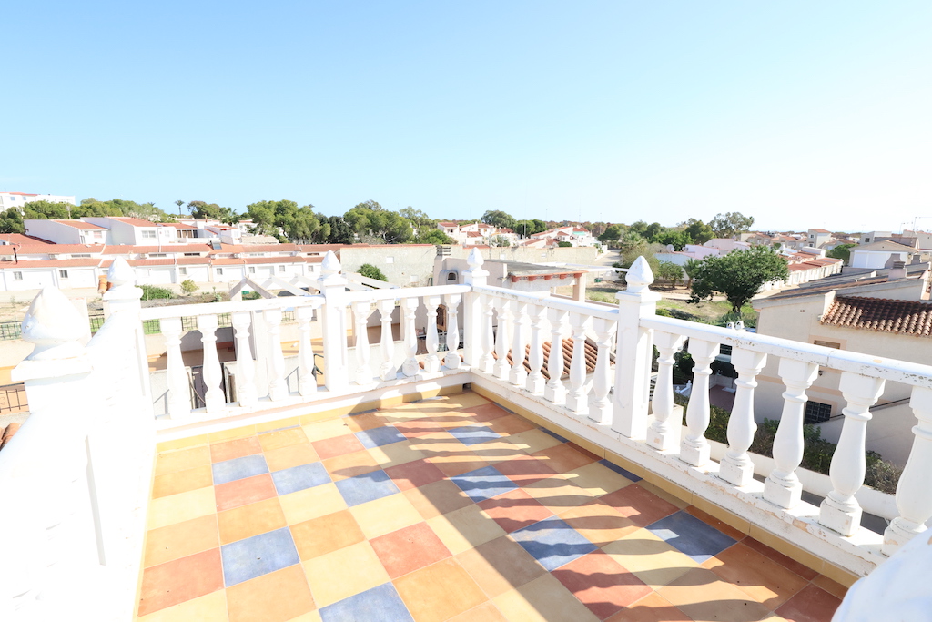 ESPECTACULAR BUNGALOW EN PLANTA ALTA CON SOLÁRIUM, JACUZZI Y VISTAS AL MAR EN GUARDAMAR DEL SEGURA