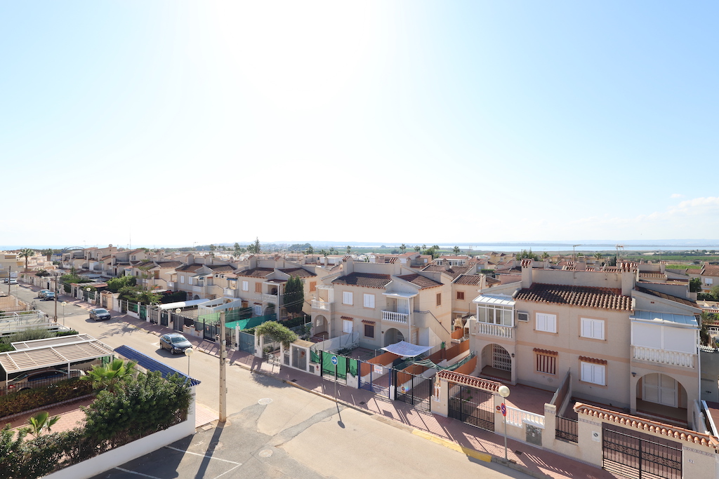 ESPECTACULAR BUNGALOW EN PLANTA ALTA CON SOLÁRIUM, JACUZZI Y VISTAS AL MAR EN GUARDAMAR DEL SEGURA