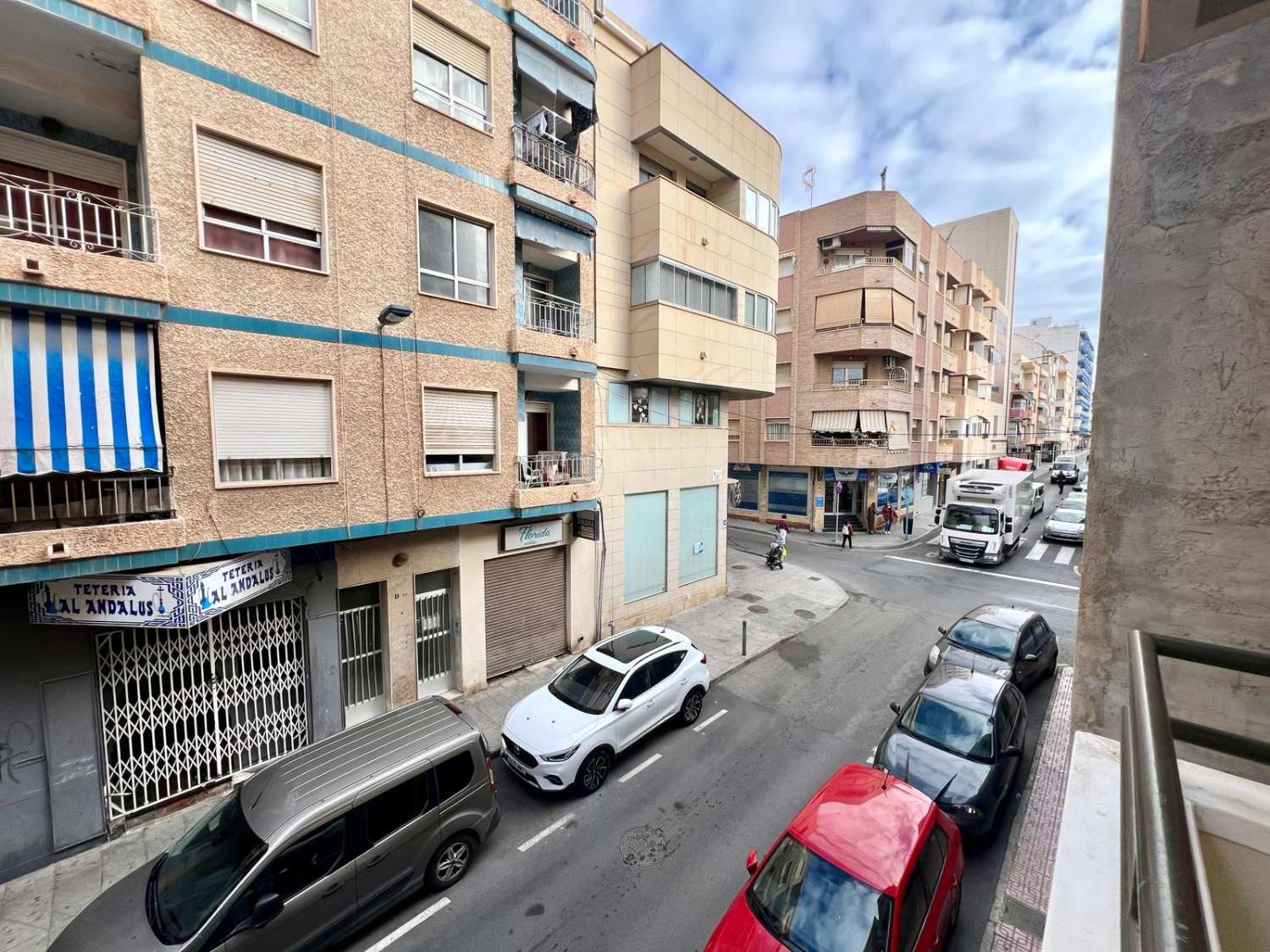 AMPLIO APARTAMENTO DE 90M² EN EL CENTRO DE TORREVIEJA, A 500M DEL PASEO JUAN APARICIO