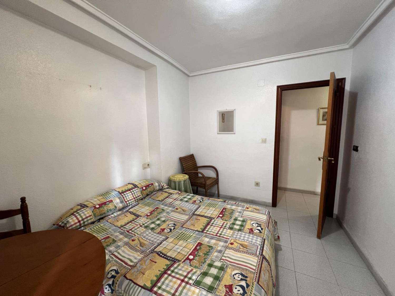 AMPLIO APARTAMENTO DE 90M² EN EL CENTRO DE TORREVIEJA, A 500M DEL PASEO JUAN APARICIO