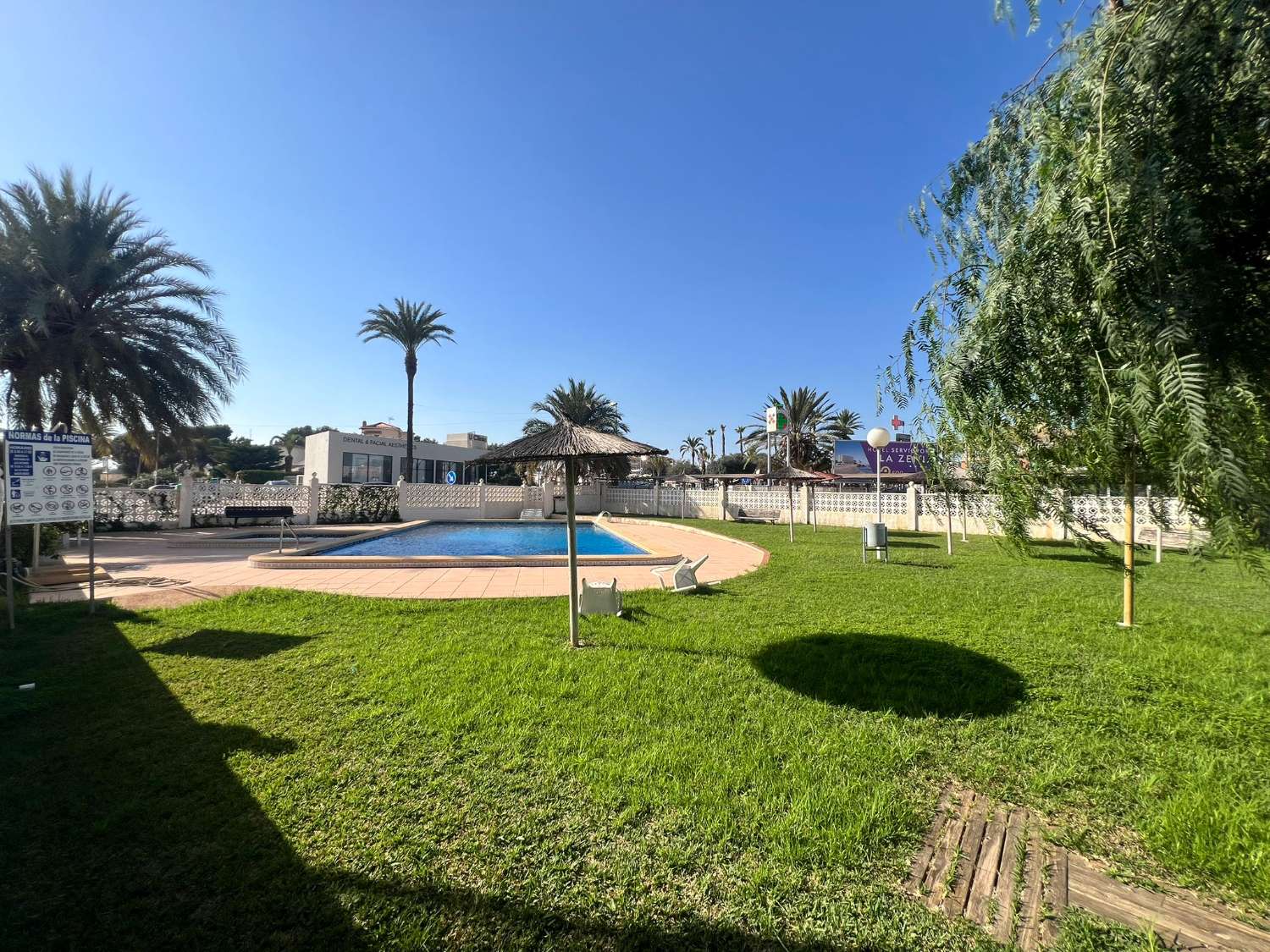 ENCANTADOR BAJO EN LA ZENIA, A POCOS PASOS DE LA PLAYA Y CON PISCINA COMUNITARIA