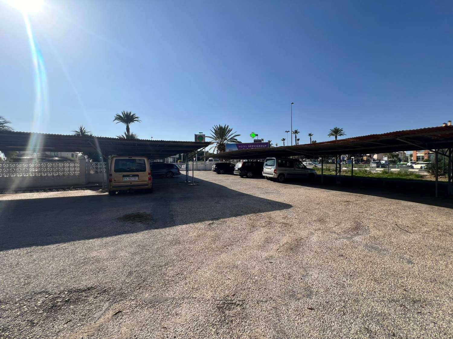 ENCANTADOR BAJO EN LA ZENIA, A POCOS PASOS DE LA PLAYA Y CON PISCINA COMUNITARIA