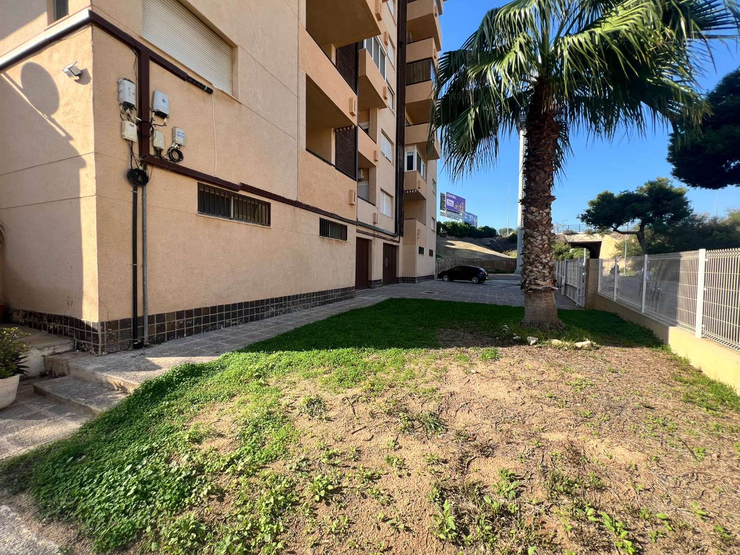 ENCANTADOR BAJO EN LA ZENIA, A POCOS PASOS DE LA PLAYA Y CON PISCINA COMUNITARIA