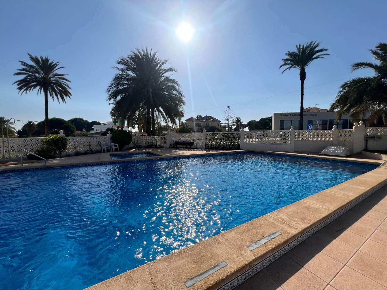 ENCANTADOR BAJO EN LA ZENIA, A POCOS PASOS DE LA PLAYA Y CON PISCINA COMUNITARIA