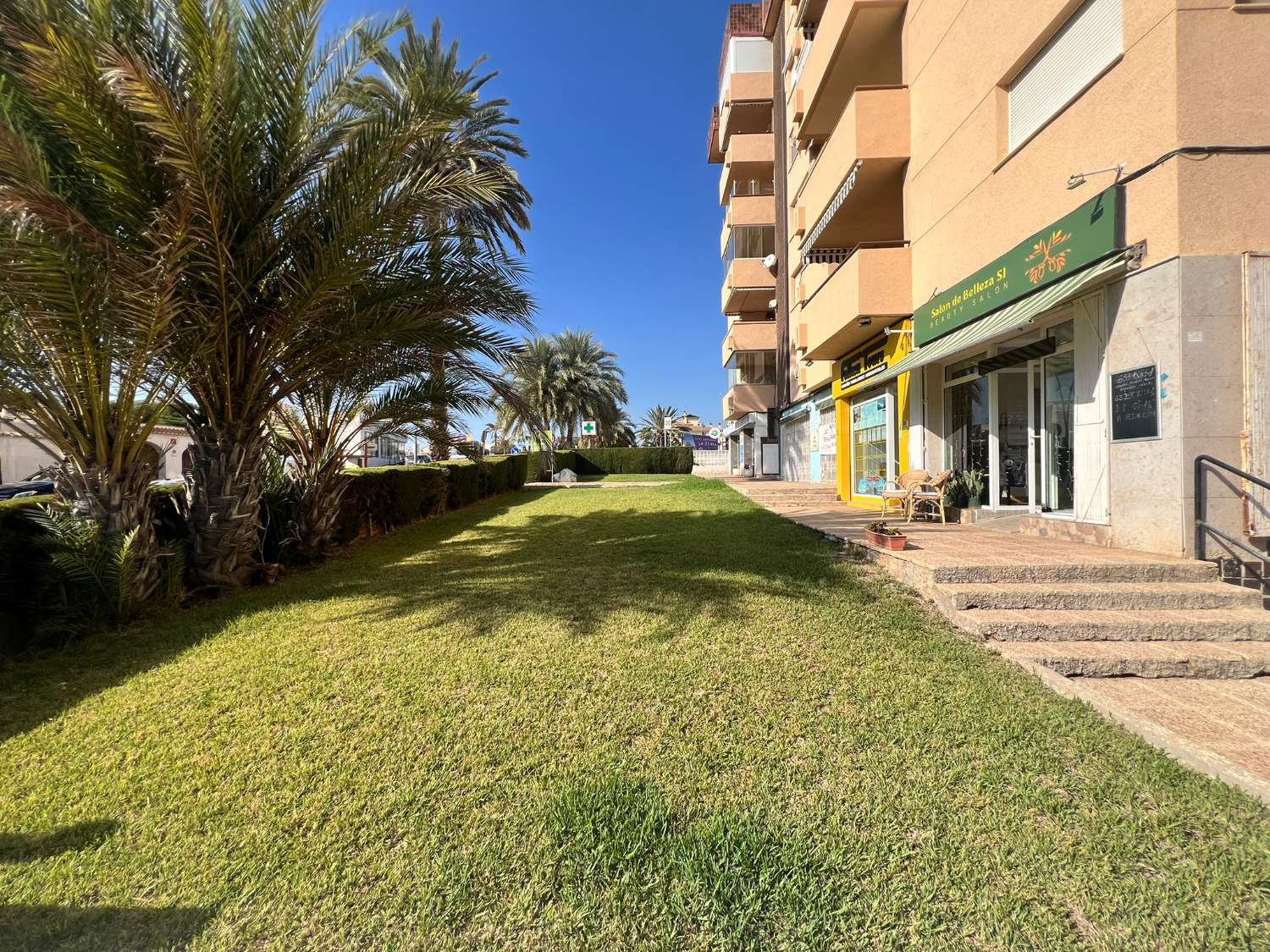 ENCANTADOR BAJO EN LA ZENIA, A POCOS PASOS DE LA PLAYA Y CON PISCINA COMUNITARIA