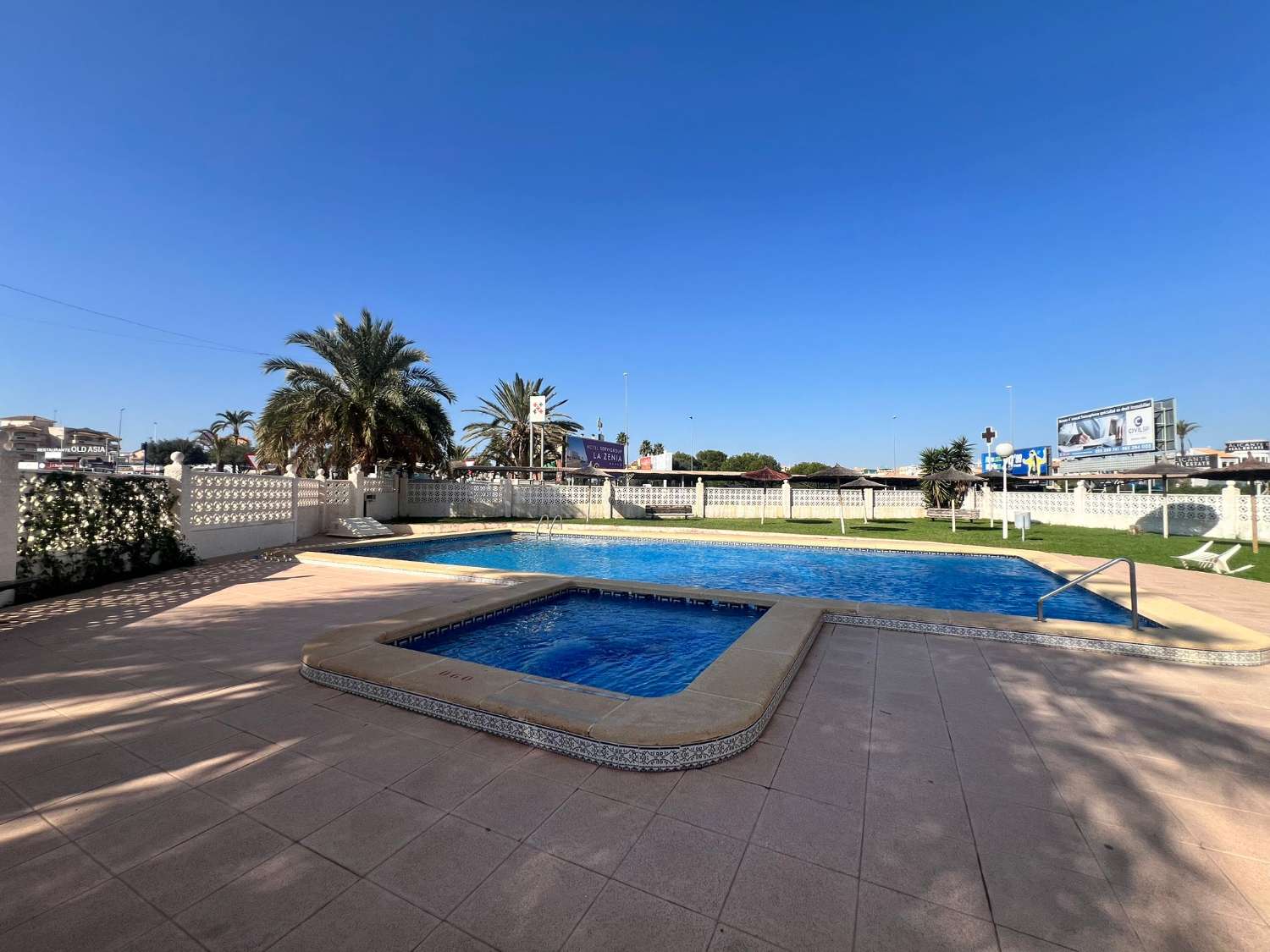 ENCANTADOR BAJO EN LA ZENIA, A POCOS PASOS DE LA PLAYA Y CON PISCINA COMUNITARIA