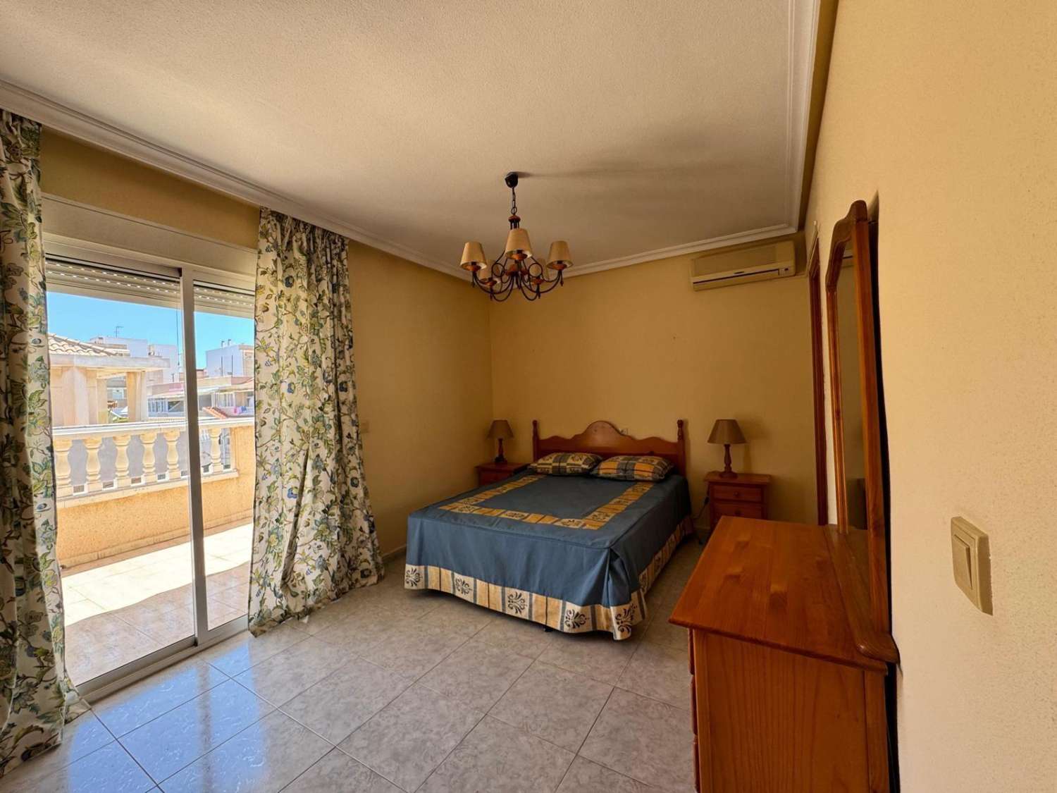 ÁTICO EN ESQUINA SIN ASCENSOR, CON AMPLIAS TERRAZAS, PISCINA Y 121 M² EN TORREVIEJA