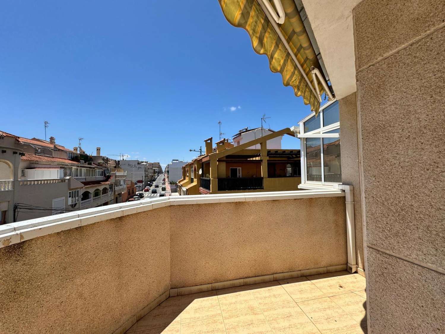 ÁTICO EN ESQUINA SIN ASCENSOR, CON AMPLIAS TERRAZAS, PISCINA Y 121 M² EN TORREVIEJA