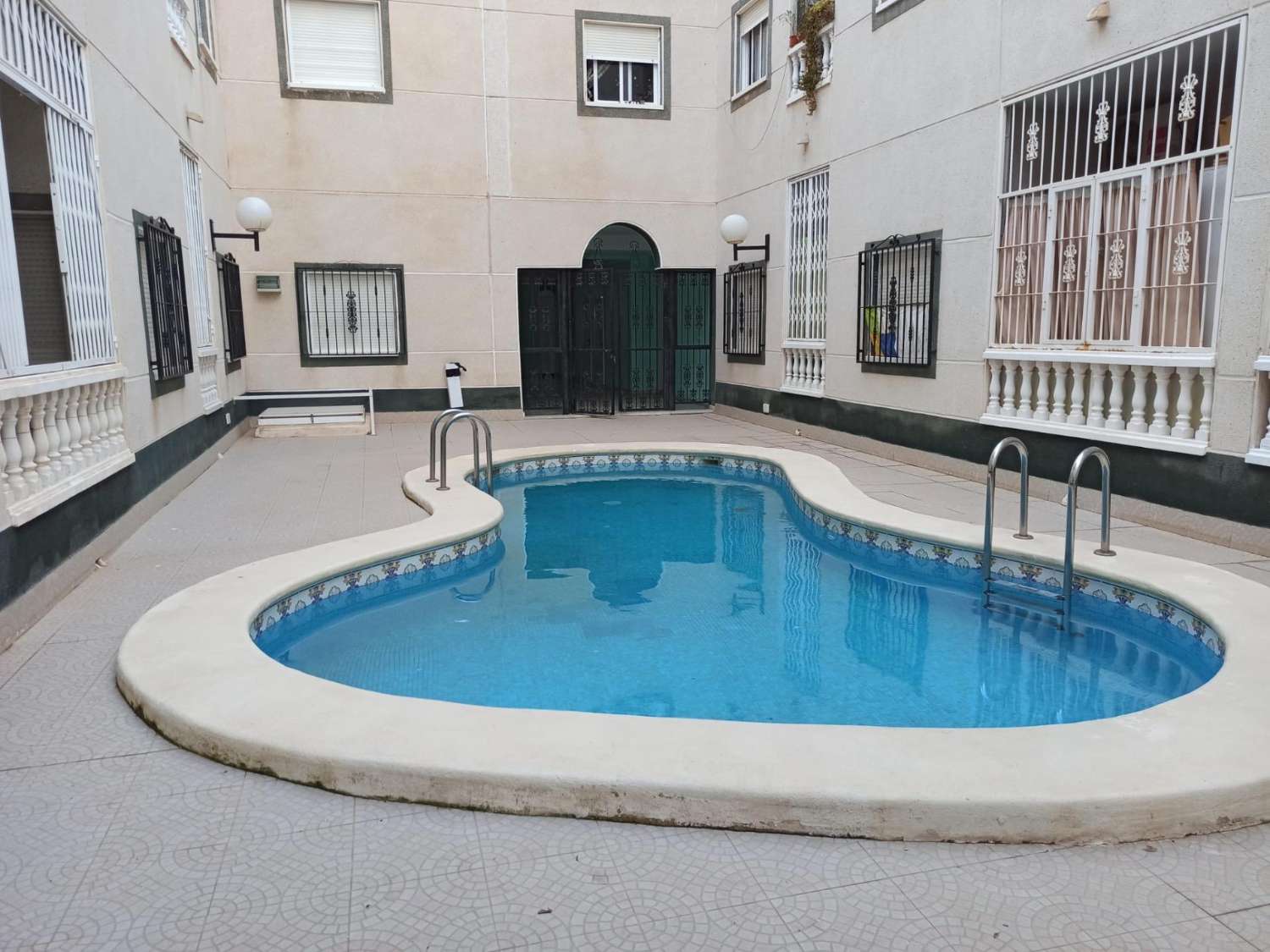 ÁTICO EN ESQUINA SIN ASCENSOR, CON AMPLIAS TERRAZAS, PISCINA Y 121 M² EN TORREVIEJA