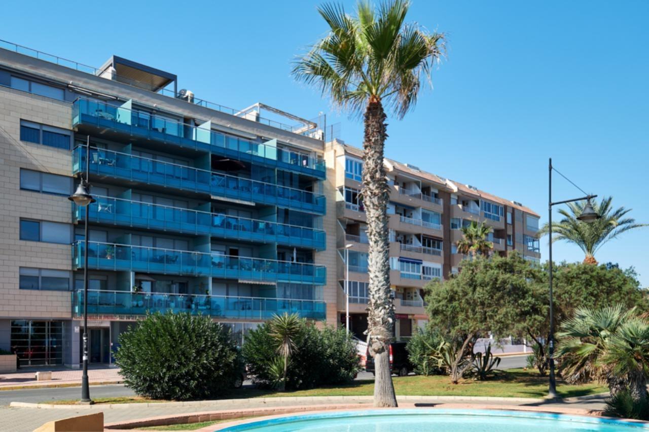 APARTAMENTO DE LUJO EN PRIMERA LÍNEA DE MAR CON VISTAS ESPECTACULARES, GARAJE PRIVADO Y LICENCIA TURÍSTICA