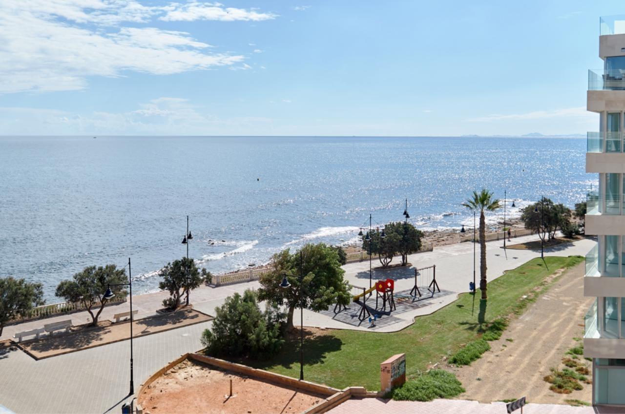 APARTAMENTO DE LUJO EN PRIMERA LÍNEA DE MAR CON VISTAS ESPECTACULARES, GARAJE PRIVADO Y LICENCIA TURÍSTICA