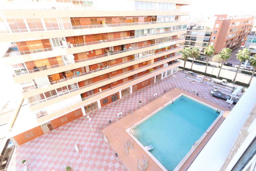 "EXCLUSIVO APARTAMENTO EN PRIMERA LÍNEA DE PLAYA CON VISTAS PANORÁMICAS AL MAR EN TORREVIEJA"