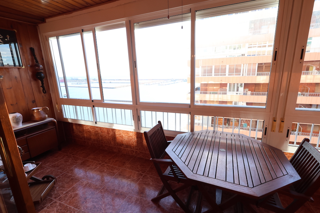 "EXCLUSIVO APARTAMENTO EN PRIMERA LÍNEA DE PLAYA CON VISTAS PANORÁMICAS AL MAR EN TORREVIEJA"