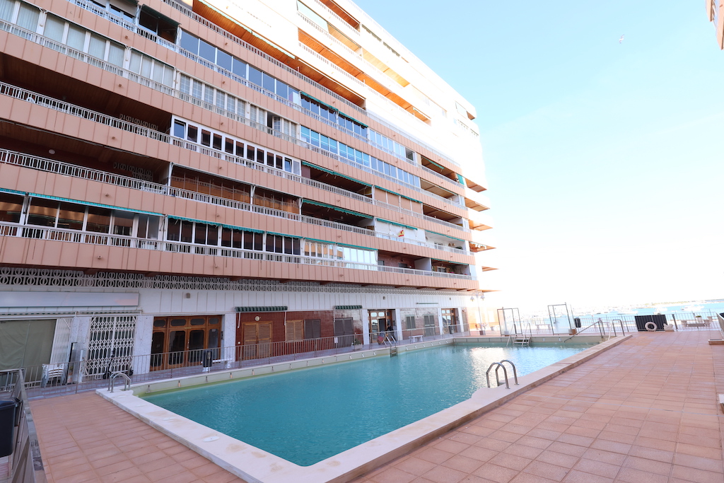 "EXCLUSIVO APARTAMENTO EN PRIMERA LÍNEA DE PLAYA CON VISTAS PANORÁMICAS AL MAR EN TORREVIEJA"