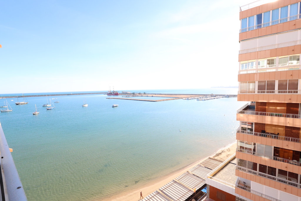 "EXCLUSIVO APARTAMENTO EN PRIMERA LÍNEA DE PLAYA CON VISTAS PANORÁMICAS AL MAR EN TORREVIEJA"