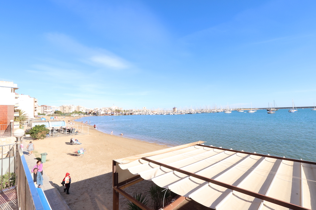 "EXCLUSIVO APARTAMENTO EN PRIMERA LÍNEA DE PLAYA CON VISTAS PANORÁMICAS AL MAR EN TORREVIEJA"