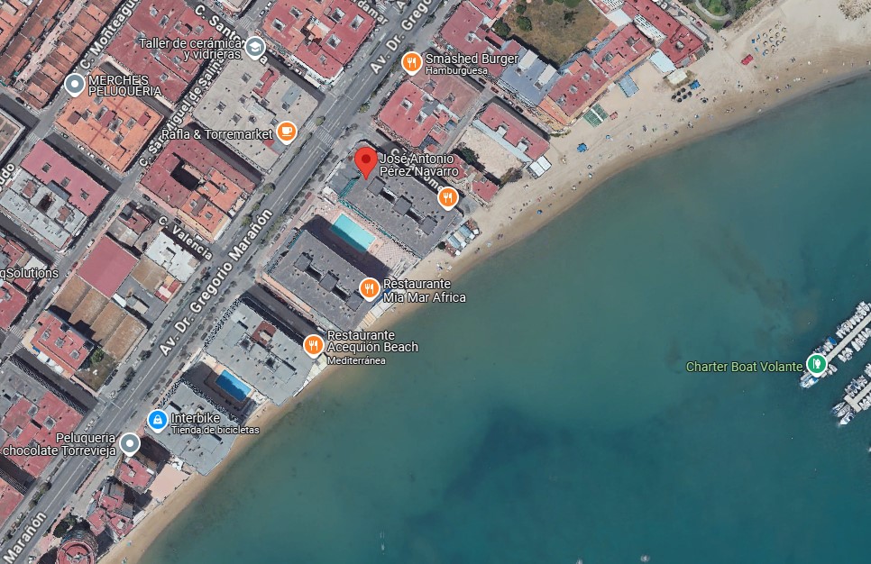 "EXCLUSIVO APARTAMENTO EN PRIMERA LÍNEA DE PLAYA CON VISTAS PANORÁMICAS AL MAR EN TORREVIEJA"