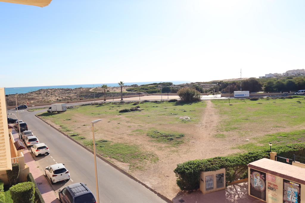 APARTAMENTO CON VISTAS AL MAR Y PISCINA COMUNITARIA A SOLO 200 METROS DE LA PLAYA EN LA MATA