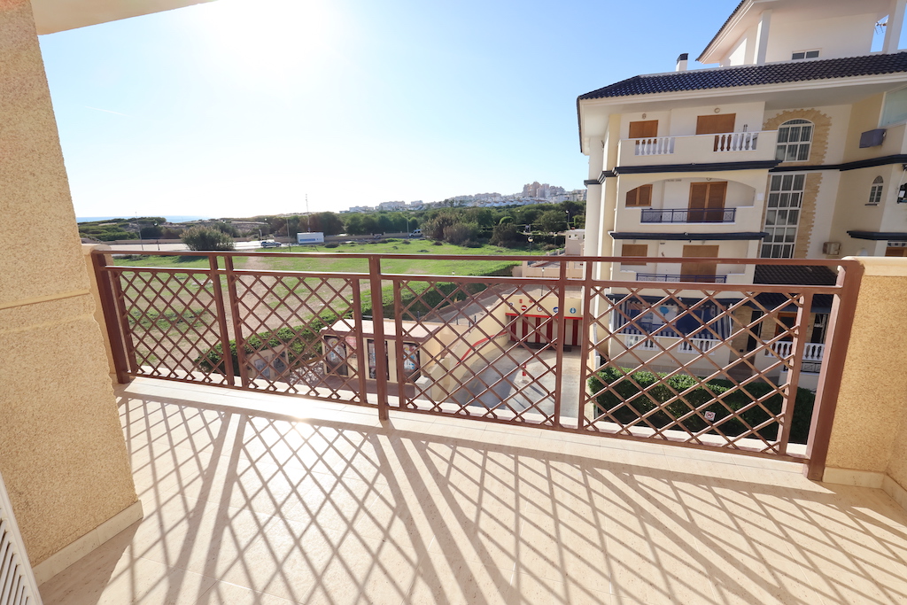 APARTAMENTO CON VISTAS AL MAR Y PISCINA COMUNITARIA A SOLO 200 METROS DE LA PLAYA EN LA MATA