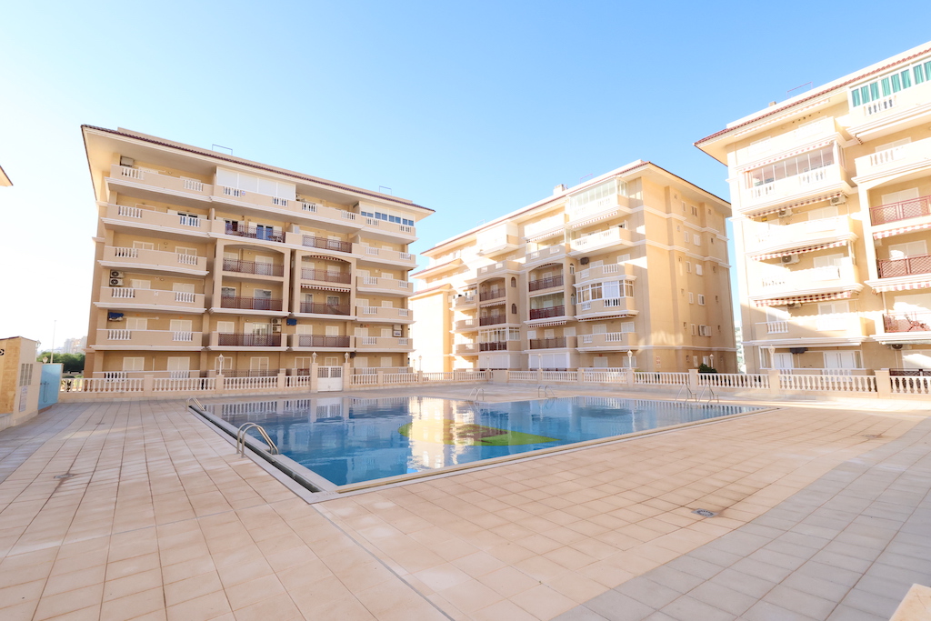 APARTAMENTO CON VISTAS AL MAR Y PISCINA COMUNITARIA A SOLO 200 METROS DE LA PLAYA EN LA MATA