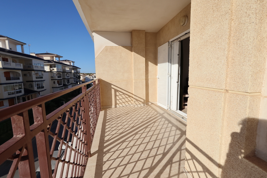 APARTAMENTO CON VISTAS AL MAR Y PISCINA COMUNITARIA A SOLO 200 METROS DE LA PLAYA EN LA MATA