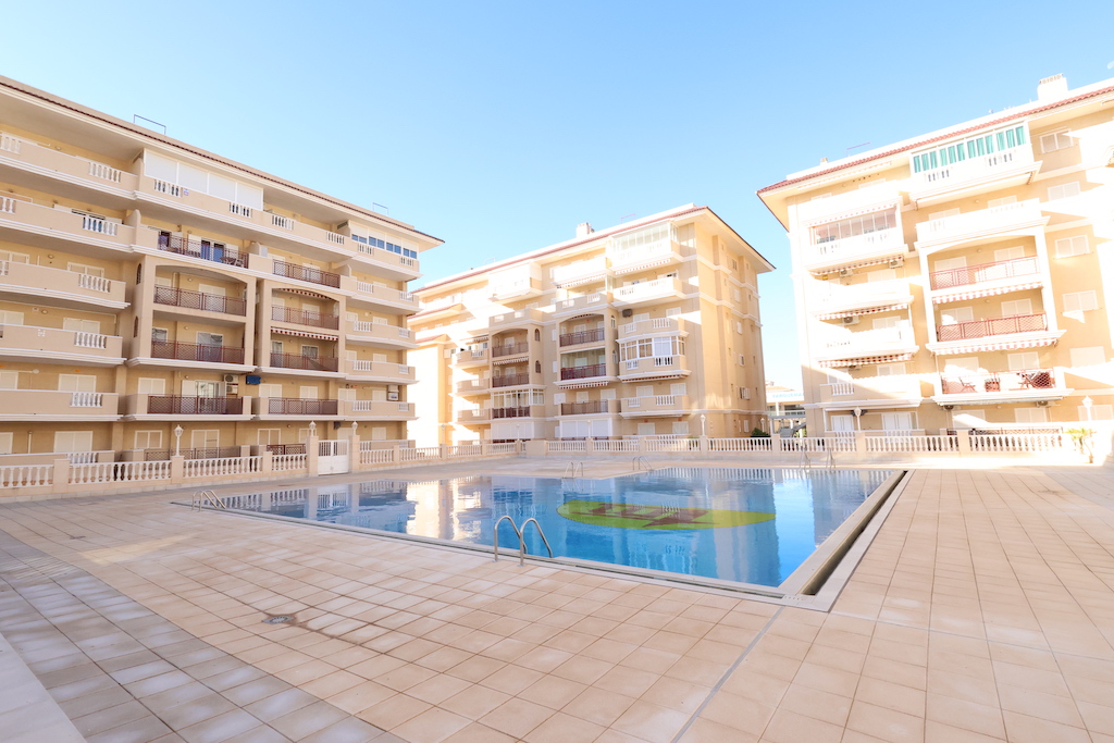 APARTAMENTO CON VISTAS AL MAR Y PISCINA COMUNITARIA A SOLO 200 METROS DE LA PLAYA EN LA MATA