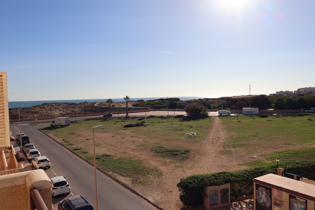 APARTAMENTO CON VISTAS AL MAR Y PISCINA COMUNITARIA A SOLO 200 METROS DE LA PLAYA EN LA MATA