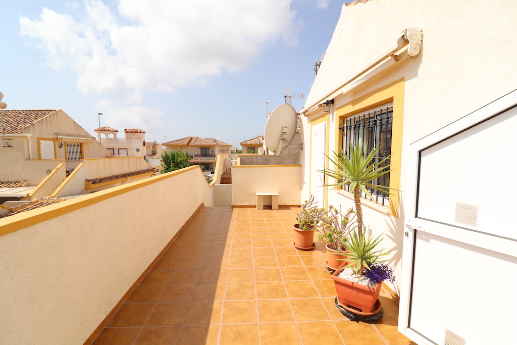 MAISON DE VILLE À TORRE DE LA HORADADA À 400 MÈTRES DE LA PLAGE AVEC TERRAIN, SOLARIUM ET POSSIBILITÉ DE PISCINE